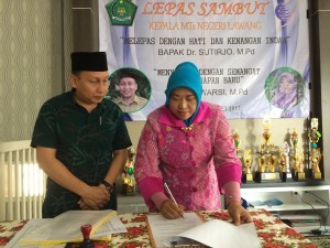 Dra. Hj. Warsi, M.Pd menerima laporan kegiatan dan keuangan dari Kepala madrasah masa bhakti 2014-2017 (Dr. Sutirjo, M.Pd)