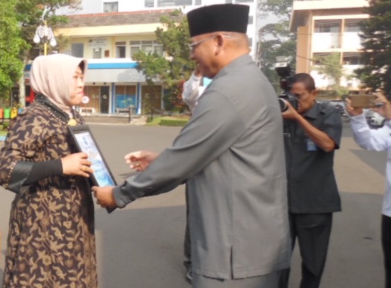 Kamad MTsN Lawang Menerima Penghargaan dari Bupati Malang