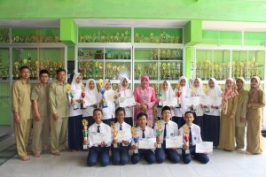 Kepala Madrasah Berfoto Bersama Para Pembimbing dan Para Juara